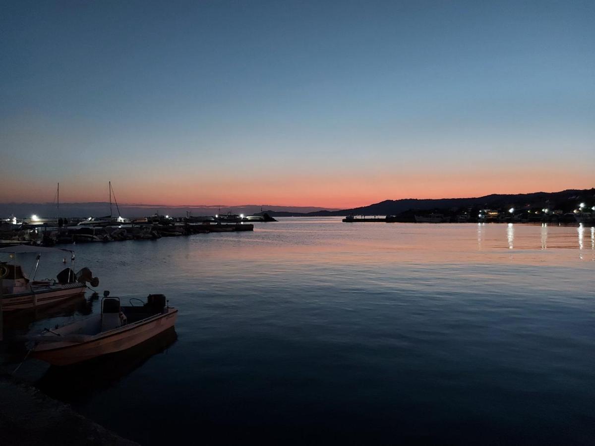 Aparthotel Pansion Alexandros By The Sea Nea Skioni Exterior foto